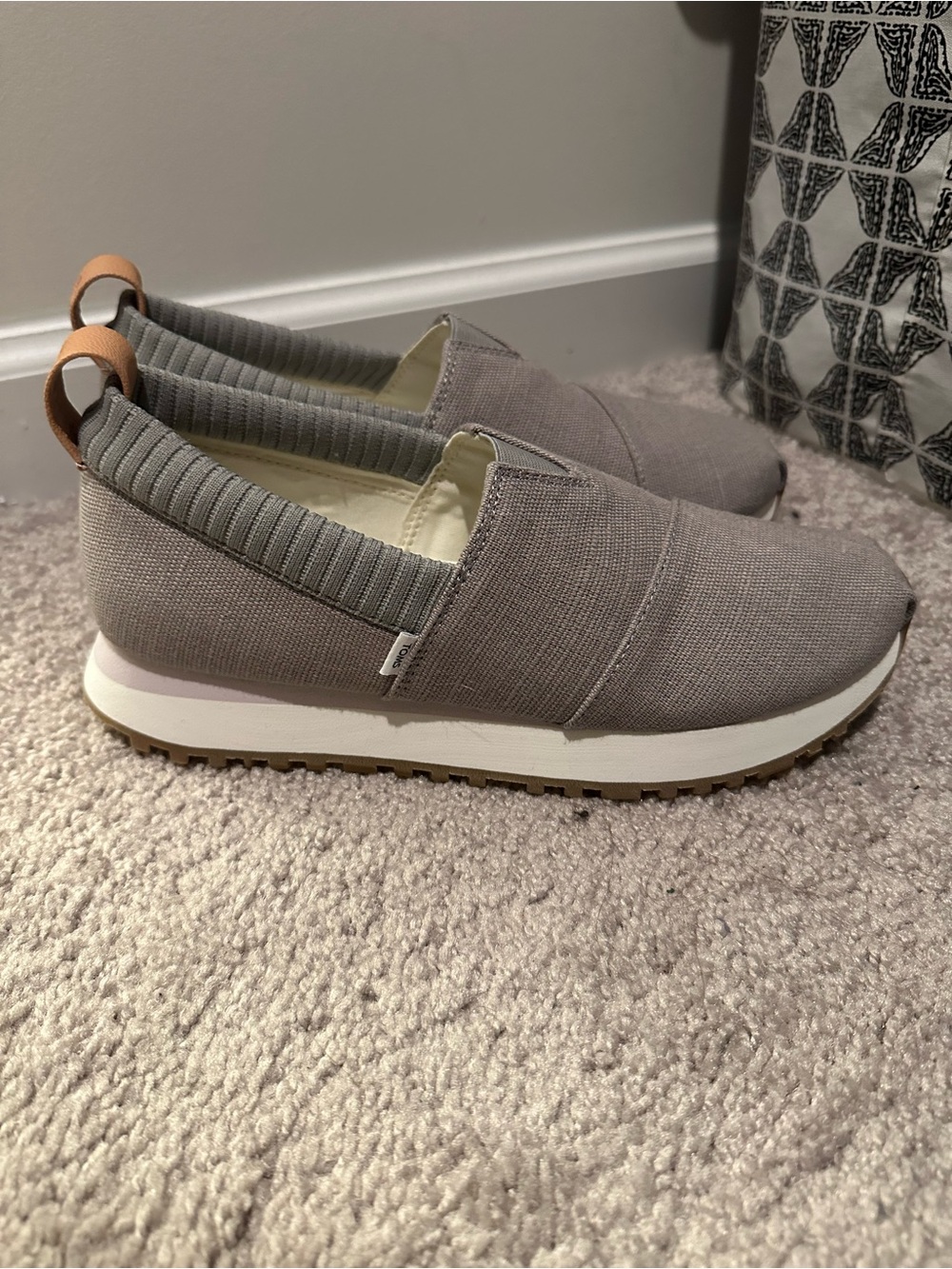 Toms Women’s Slip-On Sneakers in Heritage Gray with White Midsole NWOT